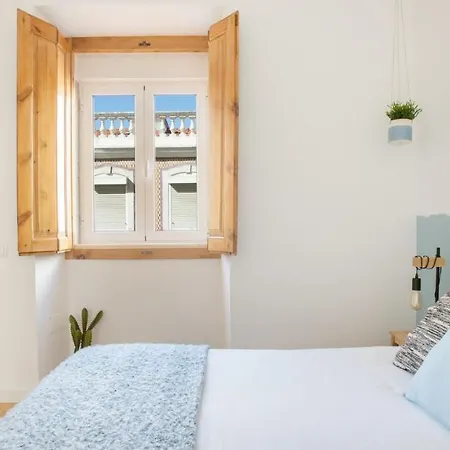 Plum Guide - Wood & Wicker Lisboa